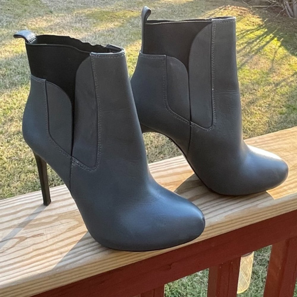Charles David Steel Gray Leather Chelsea Stiletto Ankle Boots Size 5.5